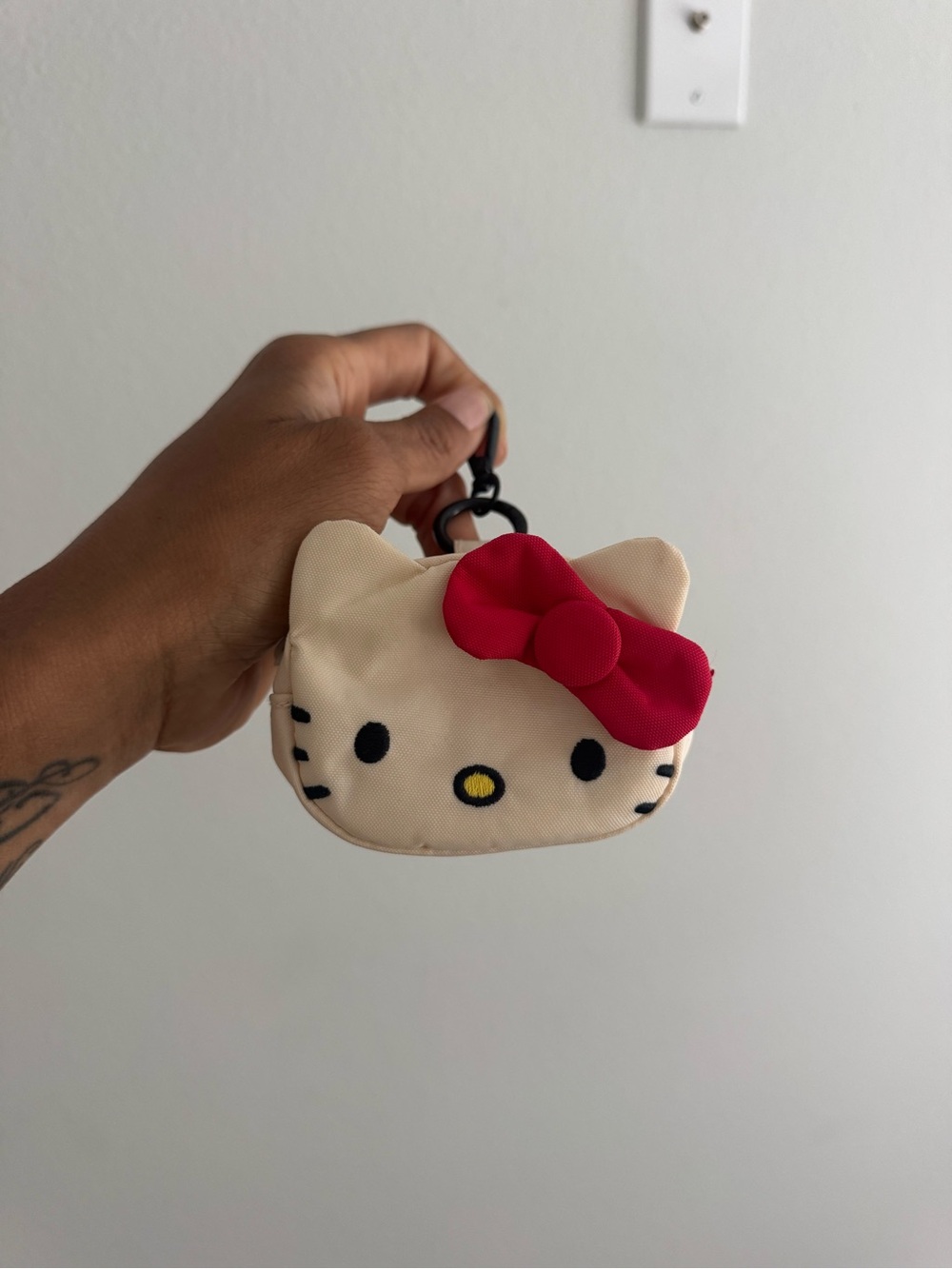Baggu x Hello Kitty Zip Bag Charm - Picture 5 of 5